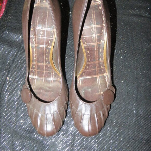 BOGO BCBGeneration BCBGirls Brown Leather Retro Prep Chunky Heel Button Pumps 8 - Picture 3 of 12